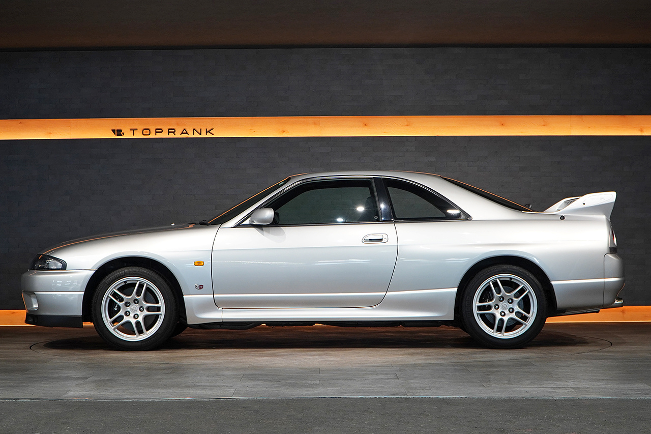 1995 Nissan SKYLINE GT-R BCNR33 R33 Skyline GT-R, KL0 Spark Silver Metalic, Momo Steering