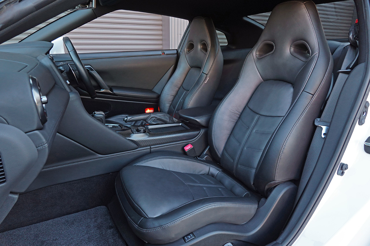 2019 Nissan GT-R R35 GT-R Pure Edition, MY19, NISMO Sports Resetting, Amber-Black Semi-Aniline Leather Front Seats