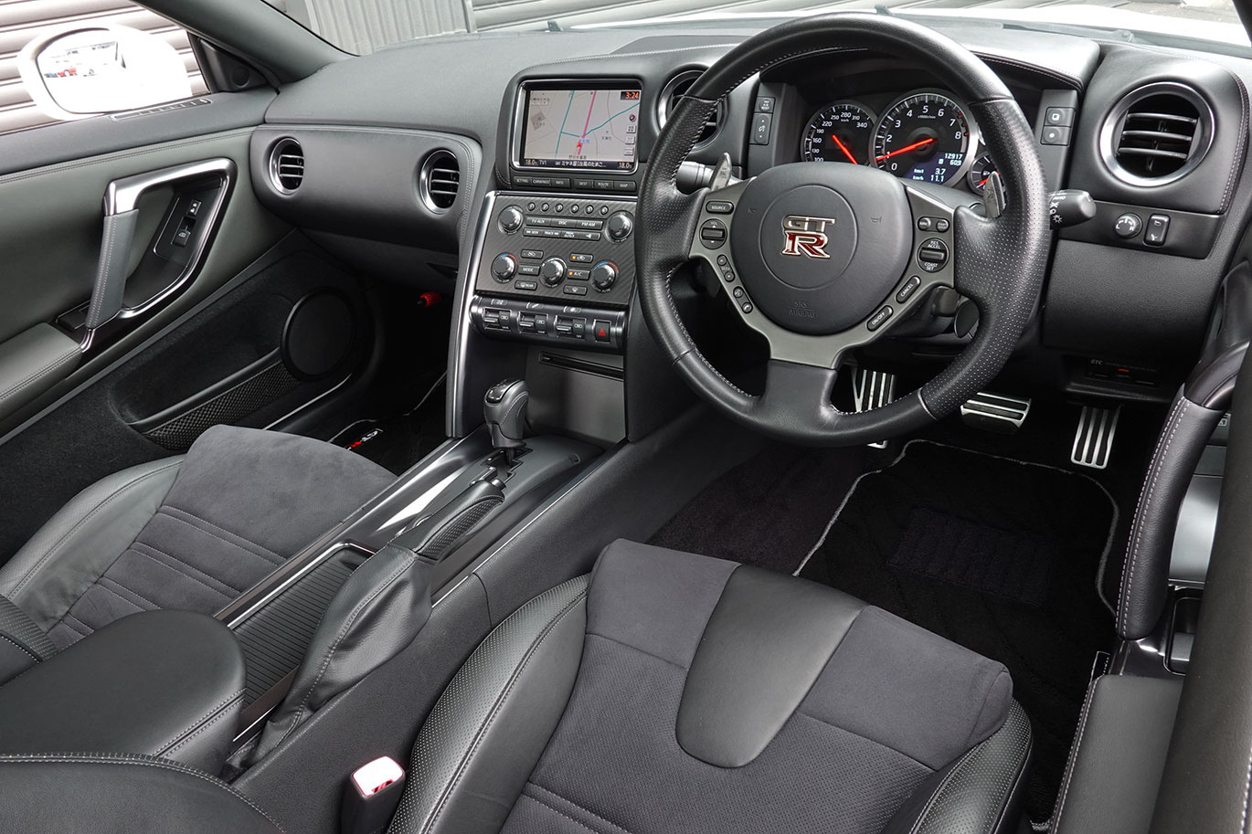 2010 Nissan GT-R R35 GT-R Pure Edition, MY11,  ONE OWNER, Brilliant White Pearl -QAB-, BRAND NEW OEM DASH BOARD