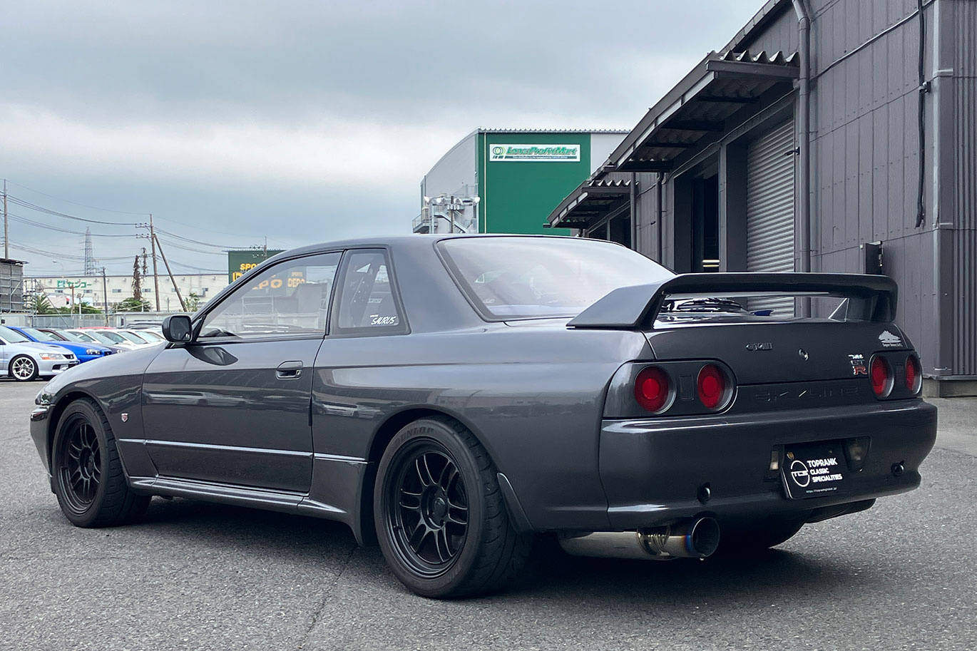 1991 Nissan SKYLINE GT-R BNR32 R32 Skyline GT-R, Garage Saurus 884 Engine Cam Cover, BLITZ Height-Adjustable Coilovers ＆DSC