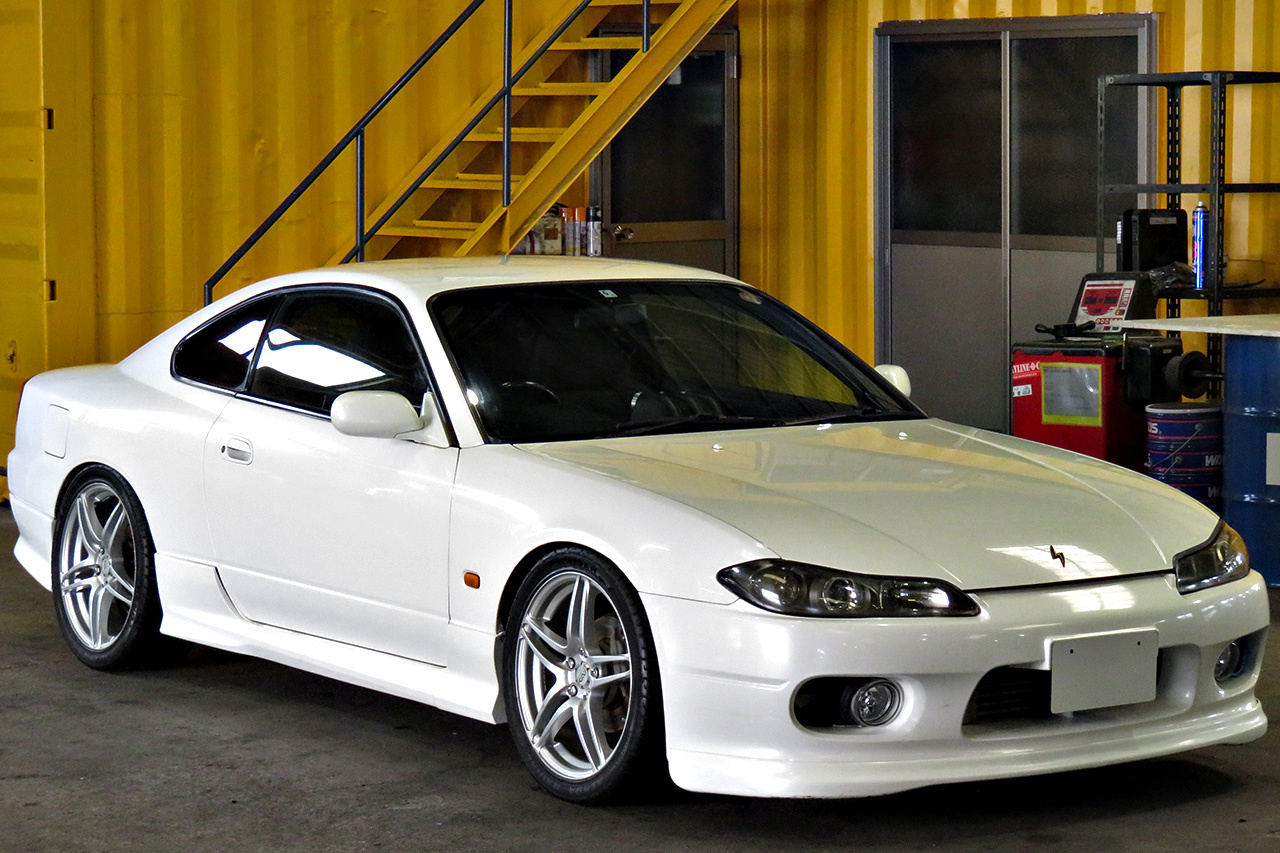 1999 Nissan SILVIA S15 Type R AVS 18in wheels Trust blow off valve After market inter cooler Aero Defi gauges