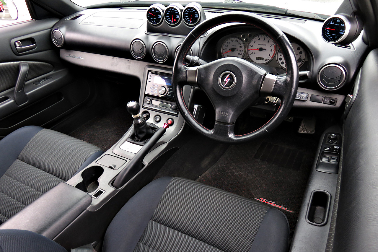 1999 Nissan SILVIA S15 Type R AVS 18in wheels Trust blow off valve After market inter cooler Aero Defi gauges