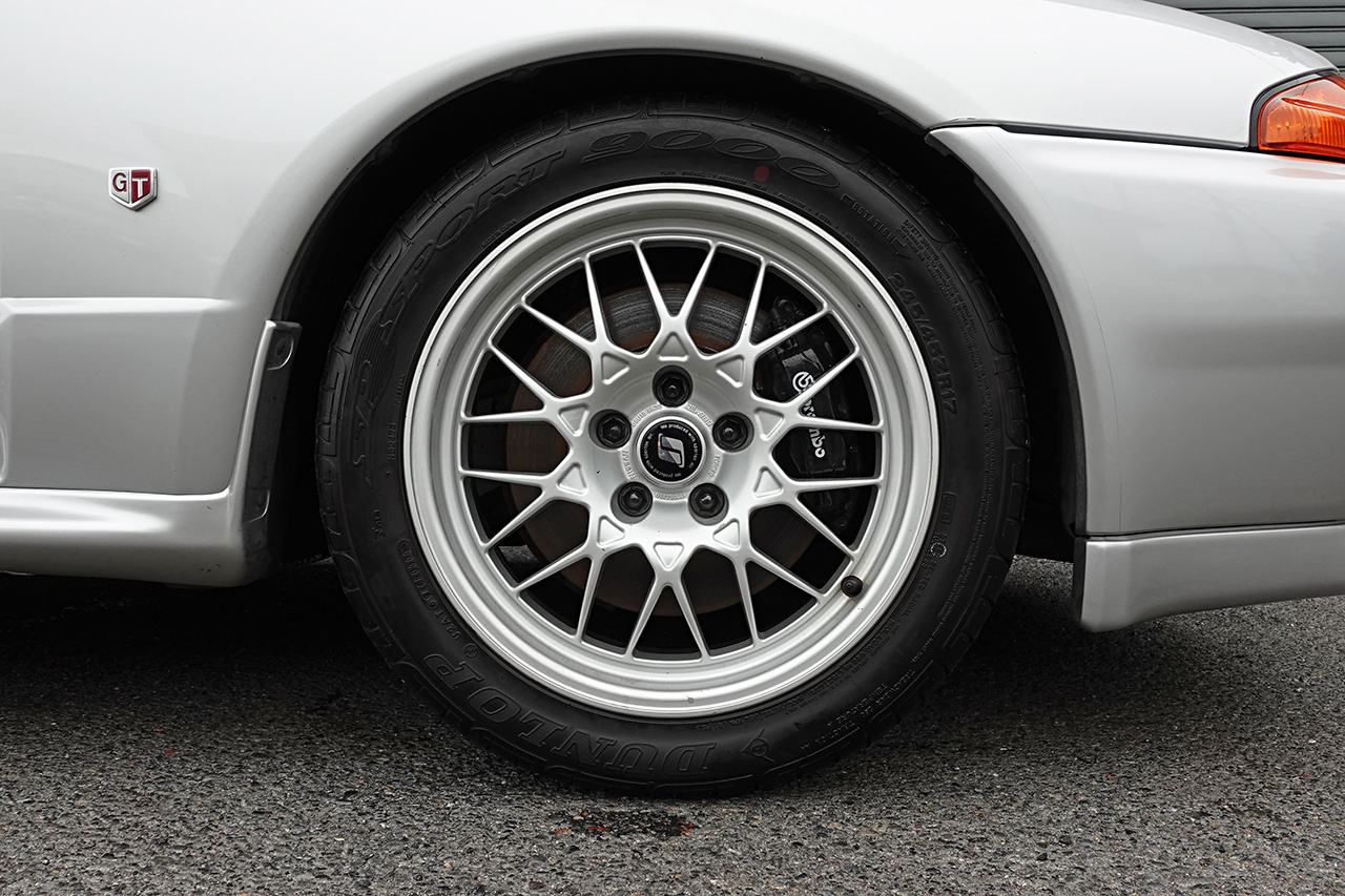 1994 Nissan SKYLINE GT-R BNR32 R32 GTR V-Spec II, KL0 Spark Silver Metallic, 5 Zigen Muffler